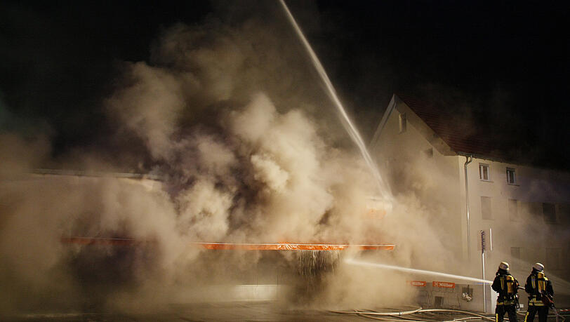 Feuerwehrleute kämpfen in der Nacht zum Freitag in Neu-Ulm gegen das Feuer in einem Drogeriemarkt. Beim dem Brand ist ein Millionenschaden entstanden. Feuerwehrleute kämpfen in der Nacht zum Freitag in Neu-Ulm gegen das Feuer in einem Drogeriemarkt. Beim dem Brand ist ein Millionenschaden entstanden.