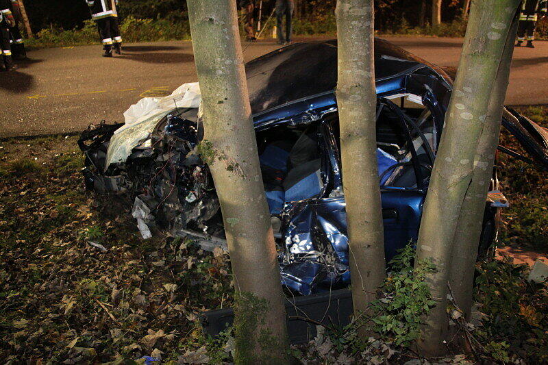 Am Daihatsu ist fast die gesamte Fahrerseite aufgerissen: Die 19-Jährige am Steuer ist sofort tot.