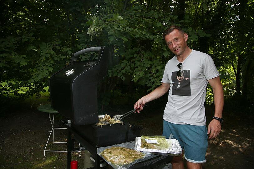Olic der Grillmeister: Neben Spanferkel vom Spieß gab's Putensteaks.