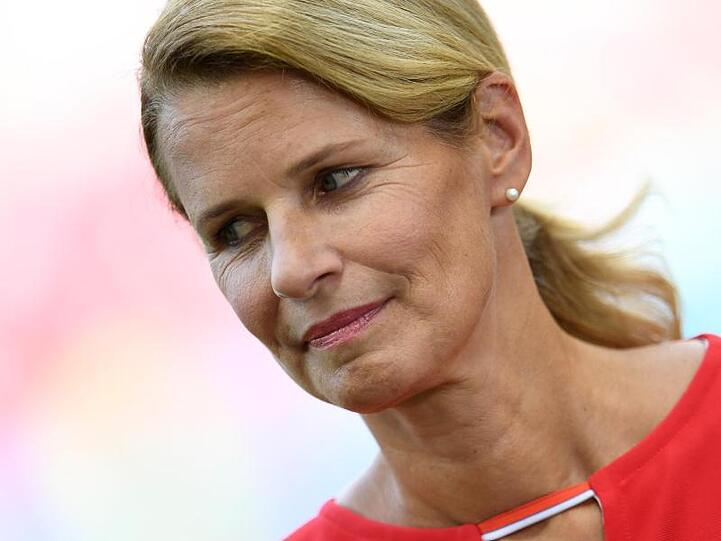 ZDF-Moderatorin Katrin Müller-Hohenstein in einem Stadion. Foto: Andreas Gebert/dpa/Archivbild