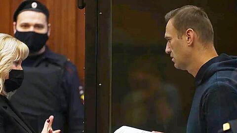 Alexej Nawalny und seine Anwältin Olga Michailowa im Moskauer Stadtgericht.