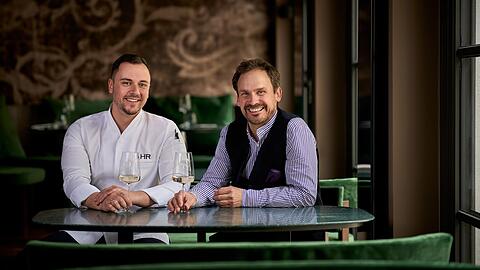 Chefkoch Hannes Reckziegel (l.) und Restaurantleiter Stephan Fobo sind hochmotiviert, dem Bogenhauser Hof frisches Leben einzuhauchen. Das erste Feedback der Gäste ist vielversprechend.