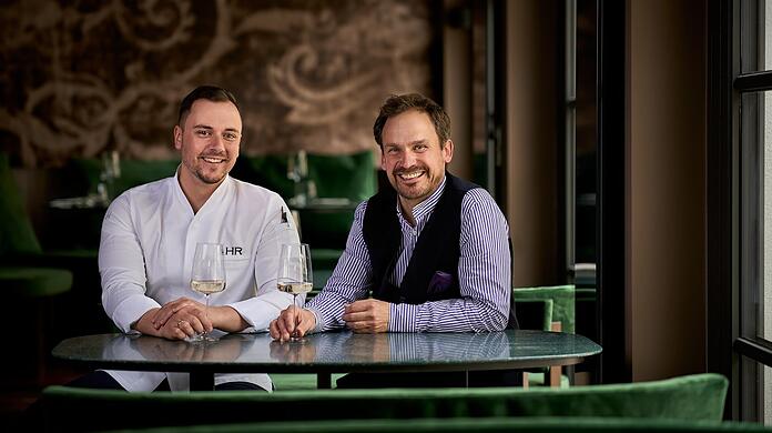 Chefkoch Hannes Reckziegel (l.) und Restaurantleiter Stephan Fobo sind hochmotiviert, dem Bogenhauser Hof frisches Leben einzuhauchen. Das erste Feedback der Gäste ist vielversprechend.