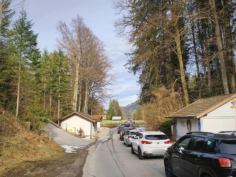 Wer an einem sch&ouml;nen Tag zum Eibsee will, muss Geduld mitbringen. Immer noch steuern den Touristen-Hotspot viele Menschen mit dem Auto an.
