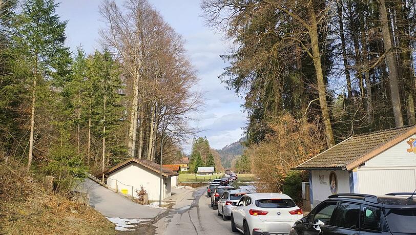 Wer an einem sch&ouml;nen Tag zum Eibsee will, muss Geduld mitbringen. Immer noch steuern den Touristen-Hotspot viele Menschen mit dem Auto an.