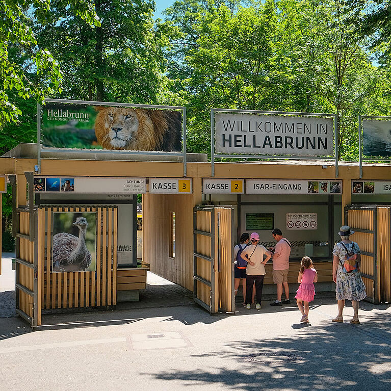 Der Isar-Eingang des Tierparks Hellabrunn. Hier verbringen Gro&szlig;eltern mit ihren Enkeln gerne ihre Nachmittage.