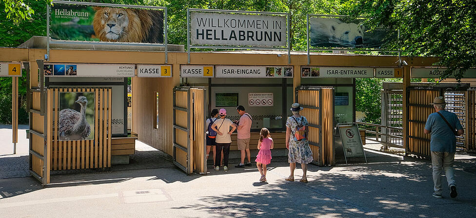 Der Isar-Eingang des Tierparks Hellabrunn. Hier verbringen Gro&szlig;eltern mit ihren Enkeln gerne ihre Nachmittage.