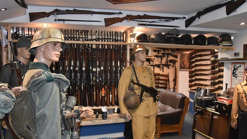 Das geheime Waffenarsenal lag hinter einer Art privatem Waffenmuseum mit Geheimtüren, versteckten Räumen und verborgenen Schließmechanismen. (Archivbild) Das geheime Waffenarsenal lag hinter einer Art privatem Waffenmuseum mit Geheimtüren, versteckten Räumen und verborgenen Schließmechanismen. (Archivbild)