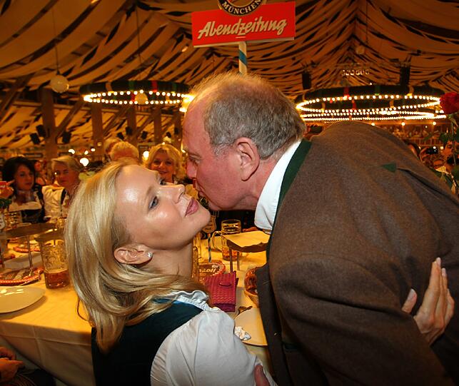 Charmant, charmant: Bayern-Präsident Uli Hoeneß begrüßt Schauspielerin Veronica Ferres mit einem dicken Bussi.