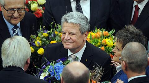 Joachim Gauck ist neuer Bundespräsident. Die
Bundesversammlung wählte den früheren DDR-Bürgerrechtler am Sonntag
mit großer Mehrheit zum Nachfolger von Christian Wulff. Der
72-Jährige erhielt 991 von 1228 gültigen Stimmen, das entspricht
einer Zustimmung von gut 80 Prozent. Für Gaucks Gegenkandidatin Beate
Klarsfeld votierten 126 Delegierte.