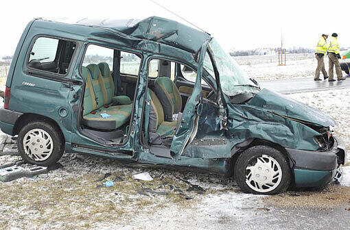 Kam er auf schneeglatter Fahrbahn ins Schleudern?Auf der FS 44 bei Hallbergmoos ist ein Citroen Berlingo am Montag breitseitig gegen einen entgegenkommenden Sattelzug geprallt. Der Fahrer des Autos wurde schwer verletzt.