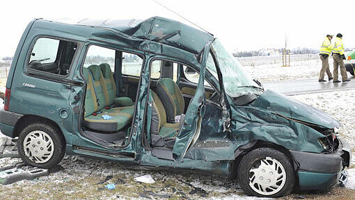 Kam er auf schneeglatter Fahrbahn ins Schleudern?Auf der FS 44 bei Hallbergmoos ist ein Citroen Berlingo am Montag breitseitig gegen einen entgegenkommenden Sattelzug geprallt. Der Fahrer des Autos wurde schwer verletzt. Kam er auf schneeglatter Fahrbahn ins Schleudern?Auf der FS 44 bei Hallbergmoos ist ein Citroen Berlingo am Montag breitseitig gegen einen entgegenkommenden Sattelzug geprallt. Der Fahrer des Autos wurde schwer verletzt.