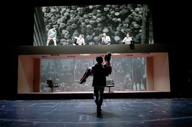 Das Stück zur Bankenkrise: Szene aus &bdquo;Lehman Brothers. Aufstieg und Fall einer Dynastie&ldquo; von Stefano Massini im Residenztheater.