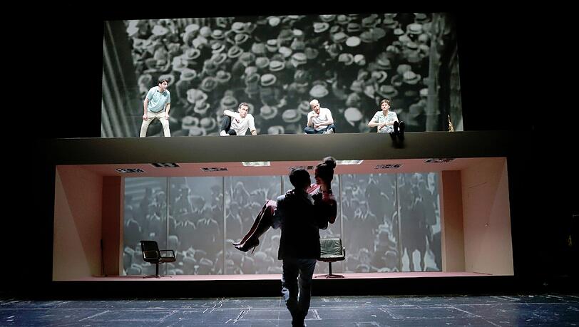 Das Stück zur Bankenkrise: Szene aus „Lehman Brothers. Aufstieg und Fall einer Dynastie“ von Stefano Massini im Residenztheater. Das Stück zur Bankenkrise: Szene aus „Lehman Brothers. Aufstieg und Fall einer Dynastie“ von Stefano Massini im Residenztheater.