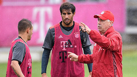 Ein Wechsel von Javi Martínez (m.) zum SSC Neapel und Trainer Carlo Ancelotti (r.)? Eher unwahrscheinlich!