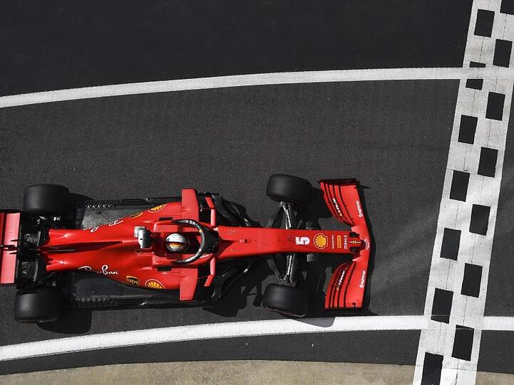 Sebastian Vettel fuhr im lahmenden Ferrari als Zehnter wieder nur hinterher.