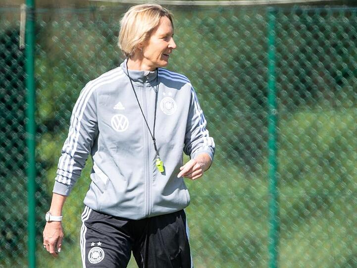 Freut sich auf den WM-Auftakt mit den deutschen Fußball-Frauen: Bundestrainerin Martina Voss-Tecklenburg.