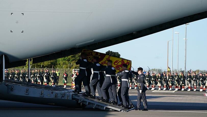 Sargträger bringen die sterblichen Überreste in einen Militärflieger.