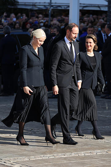 Haakon Kronprinz (M) von Norwegen und Mette-Marit (l) Kronprinzessin von Norwegen treffen mit Märtha Louise Prinzessin von Norwegen ein.