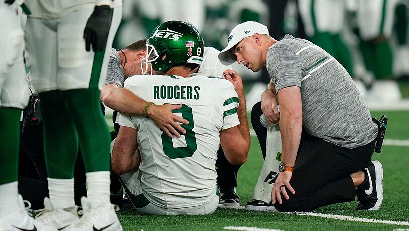 New York Jets-Quarterback Aaron Rodgers (8) ist nach seiner Verletzung operiert worden.