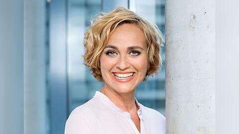 Caren Miosga feiert ihre Premiere als Gastgeberin der nach ihr benannten neuen Sonntagabend-Talkshow.