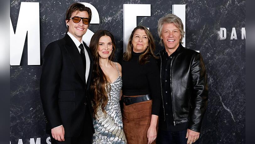 Unterst&uuml;tzen Millie Bobby Brown bei ihrer Filmpremiere: ihr Verlobter Jake Bongiovi (l.) und ihre Schwiegereltern in spe - Jon Bon Jovi und Dorothea Hurley.