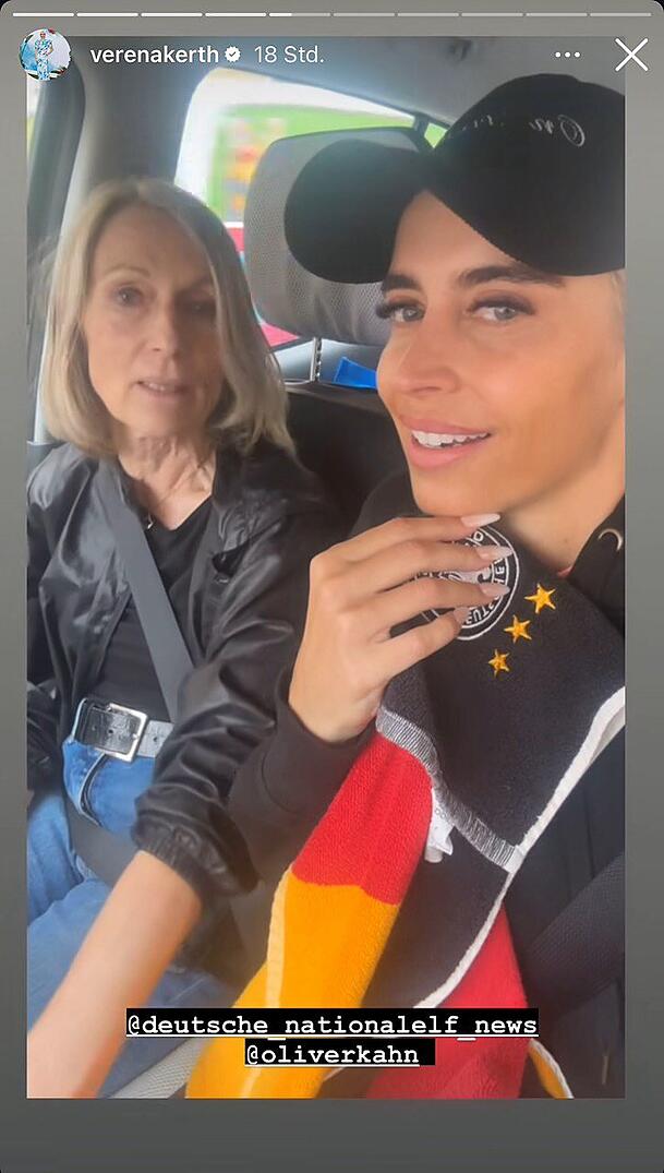 Verena Kerth und ihre Mutter Traudl mit einem WM-Handtuch von 2006. Verena Kerth und ihre Mutter Traudl mit einem WM-Handtuch von 2006.