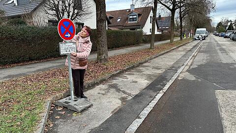 Seit 17. November Halteverbot: Anwohnerin Elisabeth Breit (77) vermisst die Parkpl&auml;tze in der Schichtlstra&szlig;e.