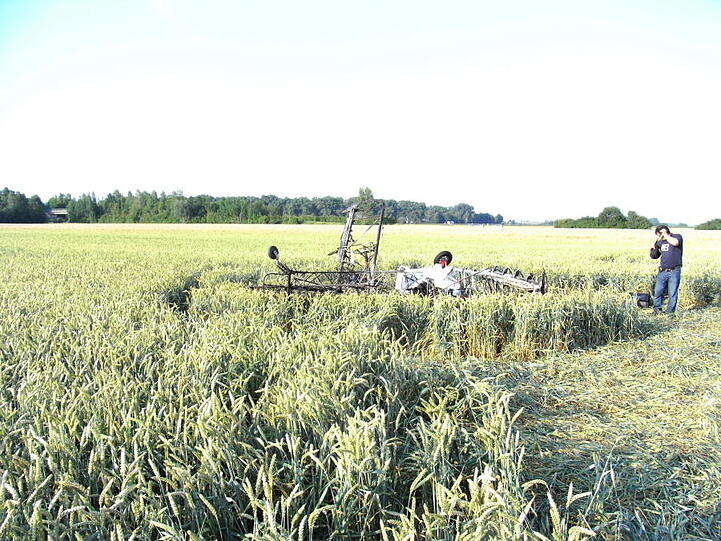 Kurz nach dem Start fängt ein Ultraleichtflugzeug in Niederbayern Feuer, schlägt auf ein Feld auf und brennt völlig aus. Ein Mann und eine Frau sterben.