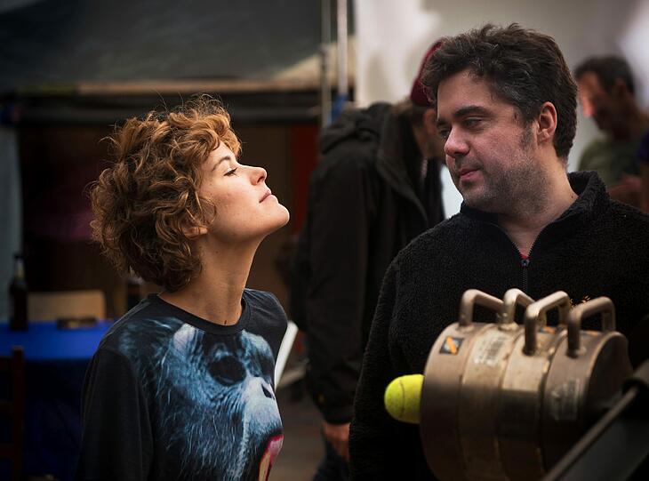 Regisseur David Wnendt am Set von FEUCHTGEBIETE mit seiner Hauptdarstellerin Carla Juri.