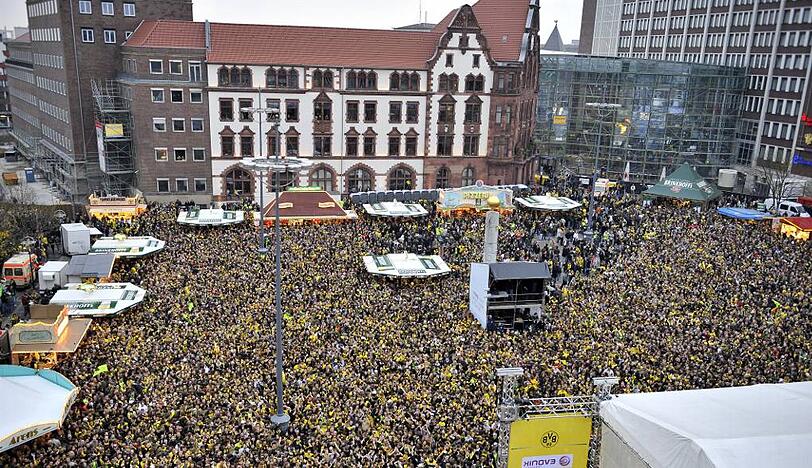 ... ins Jahr 2008: Borussia Dortmund steht im Pokalfinale gegen den FC Bayern München - als krasser Außenseiter. 12.000 Menschen schauten beim Public Viewing auf dem Dortmunder Friedensplatz zu.