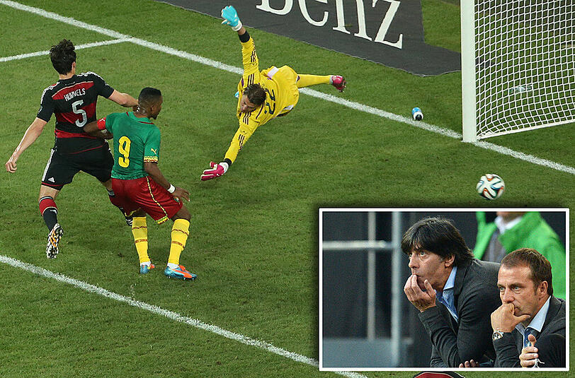 Machtlos: Torwart Roman Weidenfeller kann den Linksschuss von Choupo-Moting (nicht im Bild) zum 2:2 nicht verhindern. Löw und Flick (r.)sind bedient.