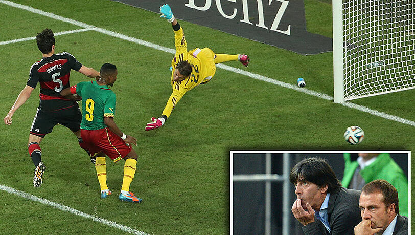 Machtlos: Torwart Roman Weidenfeller kann den Linksschuss von Choupo-Moting (nicht im Bild) zum 2:2 nicht verhindern. Löw und Flick (r.)sind bedient.