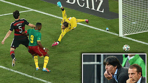 Machtlos: Torwart Roman Weidenfeller kann den Linksschuss von Choupo-Moting (nicht im Bild) zum 2:2 nicht verhindern. Löw und Flick (r.)sind bedient.