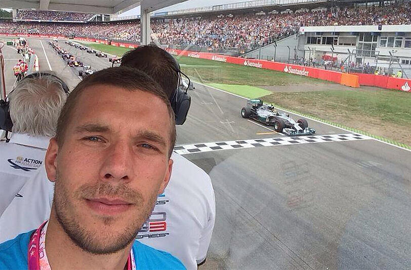 Und auch bei der Formel 1 ist Poldi vor Ort. Er drückt natürlich Landsmann Nico Rosberg die Daumen.