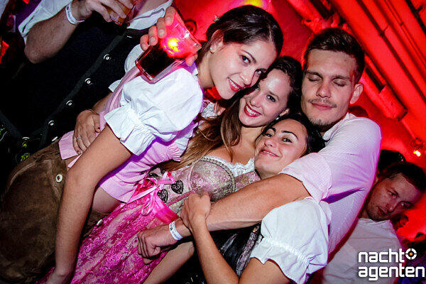 Apres-Wiesn-Party im Neuraum. Mehr Bilder unter: http://www.nachtagenten.de/event/26.09.2015/neuraum/16-tage-wiesn-16-tage-neuraum.332622.html