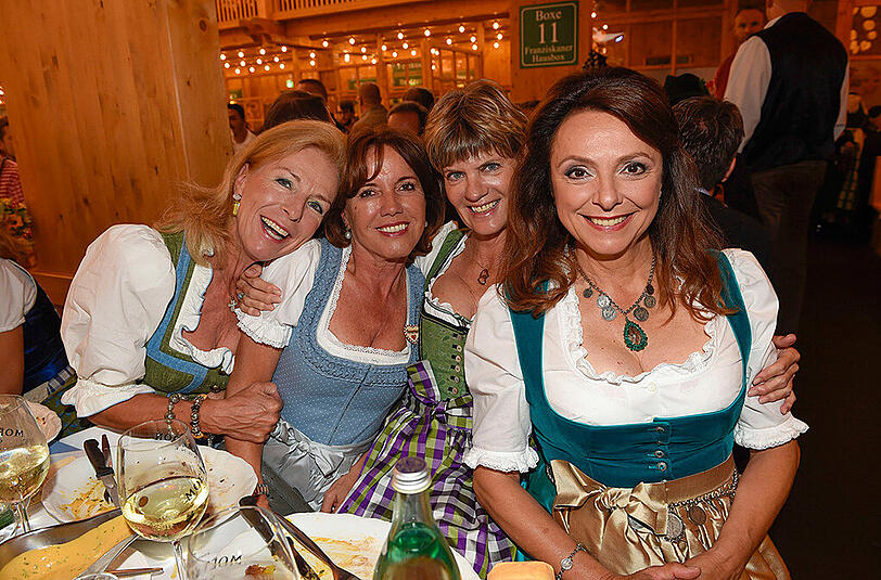 Carmen Hauser, Annemarie, Petra Reinbold und Uschi Dämmrich von Luttitz (v.l.) im Schützen-Festzelt.