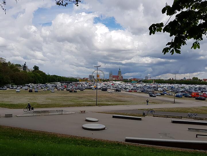 Der Flohmarkt auf der Theresienwiese - die letzten Schnäppchen gab's am Nachmittag.