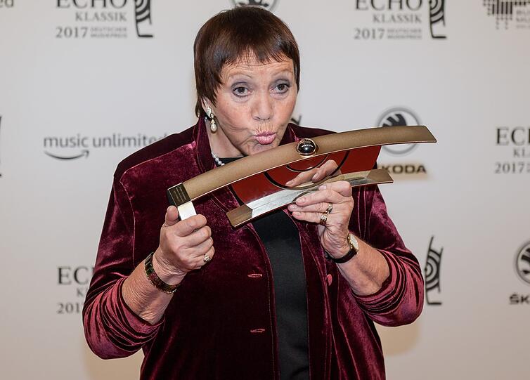 Brigitte Fassbaender küsst den Echo.