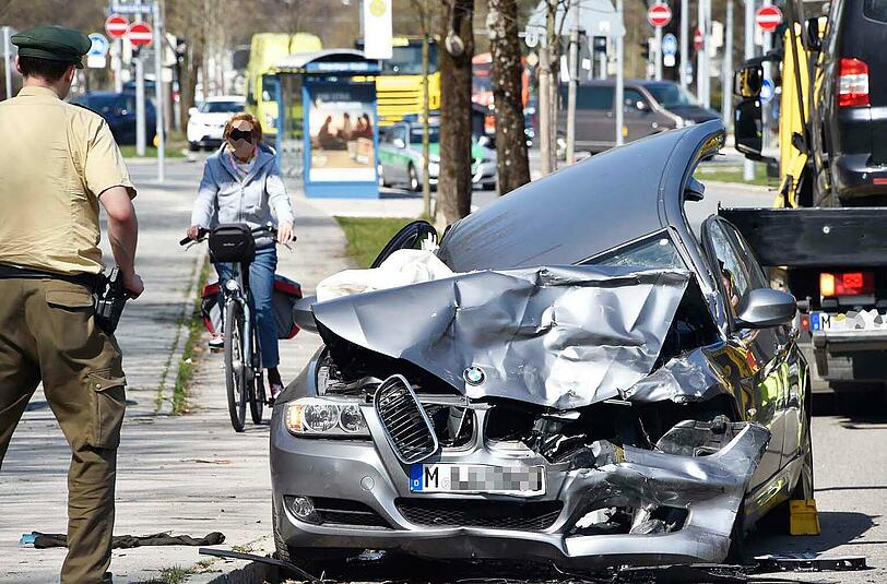 Der völlig zerstörte BMW nach dem Unfall.