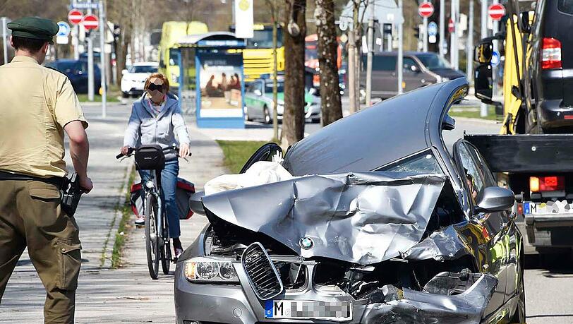 Der völlig zerstörte BMW nach dem Unfall. Der völlig zerstörte BMW nach dem Unfall.