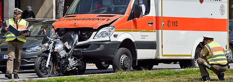 In Berg am Laim hat ein Rettungswagen ein Motorrad gerammt. Die Bilder.