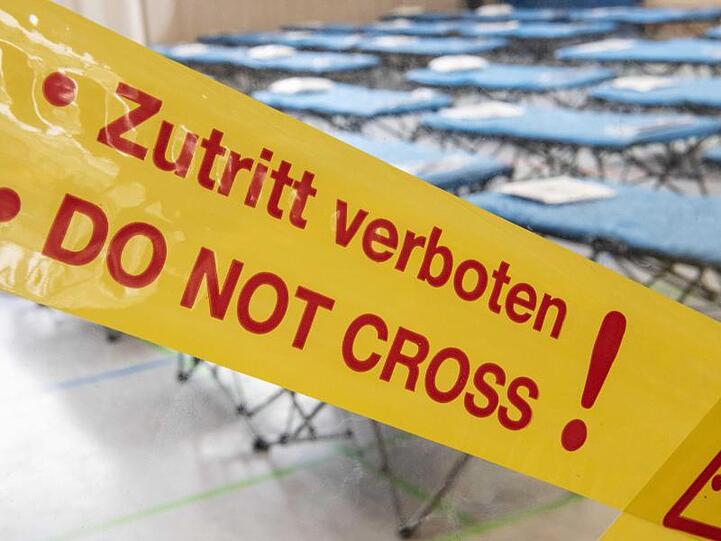 Die aus Wuhan Evakuierten werden zunächst auf dem Frankfurter Flughafen untergebracht, bevor sie nach einer ersten Untersuchung ins rheinland-pfälzische Germersheim gebracht werden.