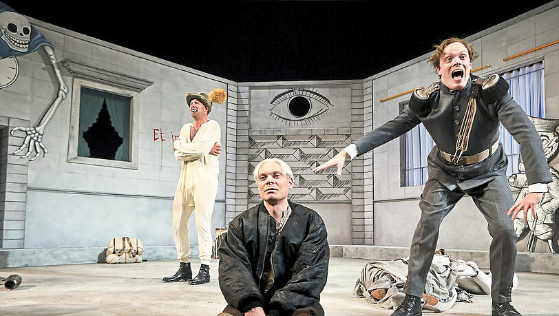 Simon Zagermann (links), Vincent Glander und Lukas Rüppel spielen zu dritt den Kriegsheimkehrer Girgl.