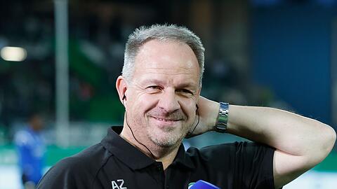 Fürths Trainer Alexander Zorniger beim Interview.