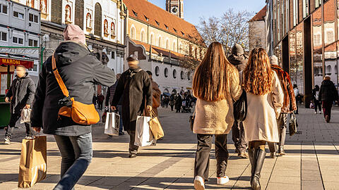 Shopping in der Neuhauser Straße: In diesem Jahr ist an Faschingsdienstag dort etwas anders. (Archivbild)