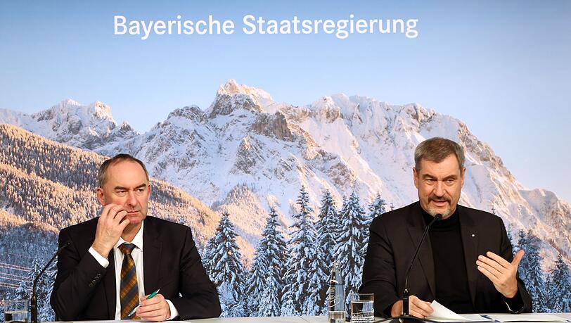 Der von CSU-Chef S&ouml;der (rechts) ausgehandelte Kompromiss zum Spritpreis geht Bayerns Wirtschaftsminister Aiwanger nicht weit genug. (Archivbild)