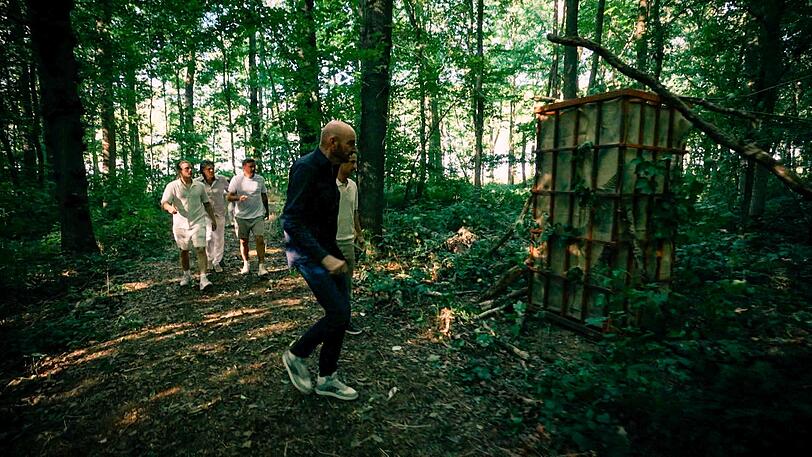 Im Wald finden die Mitspieler bei der Schnitzeljagd einen K&auml;fig und befreien draus - Cathy Hummels. Die jammert &uuml;ber Nervenzusammenbruch und stundenlanges Warten auf Befreiung.