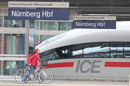 Ein ICE hält im Nürnberger Hauptbahnhof &ndash; ab 14.Dezember gibt es von hier eine Reihe neuer schneller Fernverbindungen.