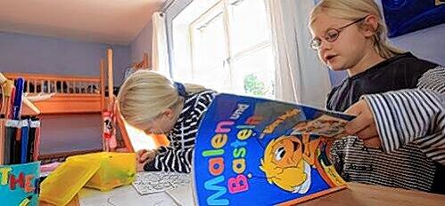 Wenn Schlafbereich und Spielecke im Kinderzimmer getrennt sind, kommen Kinder im Bett besser zur Ruhe.